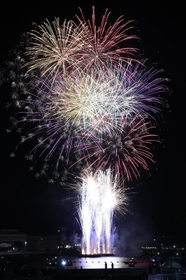 夜空を４年ぶりに彩る花火＝２７日夜、相生市の相生湾（撮影・辰巳直之）