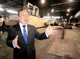 工場内の設備について説明する戸田健一社長＝姫路市東郷町