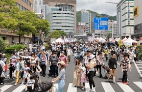 大勢の人でにぎわう神戸まつりの会場＝２８日午前、神戸市中央区〈撮影・小林良多）