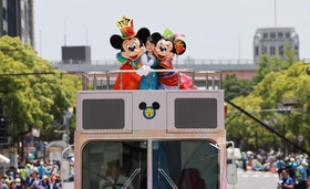 東京ディズニーリゾート４０周年を記念して、神戸まつりで披露されたスペシャルパレード＝２８日午後、神戸市中央区（撮影・小林良多）