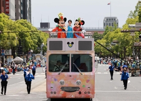 東京ディズニーリゾート４０周年を記念して、神戸まつりで披露されたスペシャルパレード＝２８日午後、神戸市中央区（撮影・小林良多）