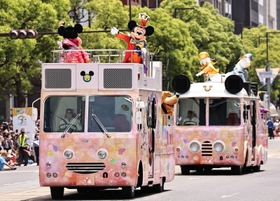 沿道の人たちを魅了したディズニーパレード＝２８日午後、神戸市中央区（撮影・長嶺麻子）