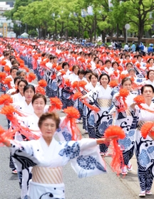神戸市婦人団体協議会の総踊り＝２８日午前、神戸市中央区加納町６（撮影・風斗雅博）