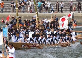 心を一つに櫂を振るい、ペーロン舟を動かす選手たち＝２８日午後、相生市の相生湾（撮影・辰巳直之）