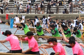 心を一つに櫂を振るい、ペーロン舟を動かす選手たち＝２８日午後、相生市の相生湾（撮影・辰巳直之）