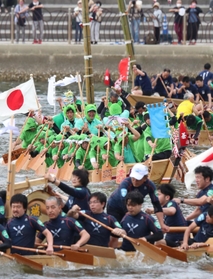 心を一つに櫂を振るい、ペーロン舟を動かす選手たち＝２８日午後、相生市の相生湾（撮影・辰巳直之）