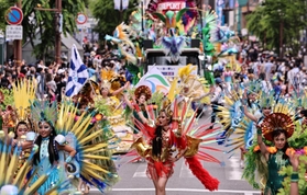 華やかな衣装をまとい、パレードするサンバダンサーら＝２８日午後、神戸市中央区三宮町１（撮影・長嶺麻子）