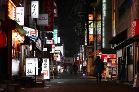緊急事態宣言が発令され、人通りがほとんどなくなった繁華街＝２０２１年２月、神戸市中央区