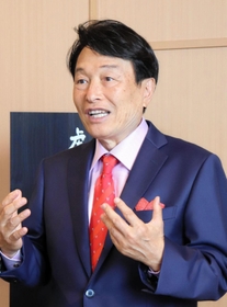 取材に応じる南部靖之代表＝淡路市野島大川