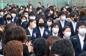 今年３月に行われた三田市立けやき台中学校の卒業式で、保護者らに見守られながら花道を歩く卒業生＝三田市けやき台２