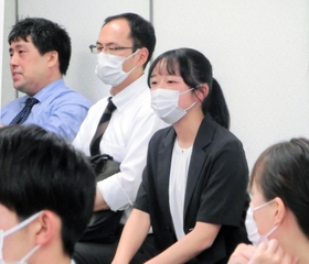 結審後に支援者らが集まった報告集会に出席した伊藤あかねさん（右から２人目）＝３０日午後、神戸市中央区橘通３