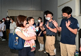 来園者を見送るスタッフら＝３１日午後６時４９分、神戸市須磨区若宮町１、須磨海浜水族園（撮影・斎藤雅志）