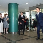 初登庁し、職員や支援者らに拍手で迎えられる高島崚輔市長＝１日午前、芦屋市精道町（撮影・吉田敦史）