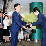初登庁し、職員から花束を贈られる高島崚輔市長＝１日午前、芦屋市精道町（撮影・吉田敦史）