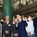 初登庁し、職員や支援者らの前であいさつする高島崚輔氏＝１日午前、芦屋市精道町（撮影・吉田敦史）