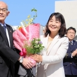 横田秀示副市長から花束を手渡される丸谷聡子明石市長＝１日午前、明石市中崎１