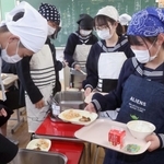 給食を配膳する生徒＝兵庫県上郡町山野里
