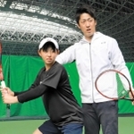 大西正樹さん（右）の瑠歌さん（左）への指導は、姿勢など基本が中心だ＝三木市、ブルボンビーンズドーム