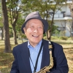 愛用のサックスを手に、教え子たちとの思い出を語る日下雄介さん＝神戸市中央区港島中町６（撮影・風斗雅博）