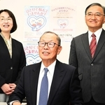 設立２０年を迎えたひょうご被害者支援センター。「相談員の確保と育成は直近の課題」と話す井関勇司理事長（中央）。本多修副理事長（右）と遠藤えりな事務局長＝神戸市中央区下山手通５（撮影・斎藤雅志）