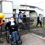 ホームの端の坂道を下って線路を通り、扉を出た南圭祐さん＝ＪＲ和田山駅