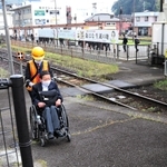 ホームの端の坂道を下り、線路を越えて、バス乗り場へ出る＝ＪＲ和田山駅