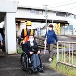 ホームの端の坂道を下って線路を通り、バス乗り場へ向かう南圭祐さん＝ＪＲ和田山駅