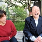 南圭祐さん（右）と母久美さん＝豊岡市