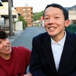 南圭祐さん（右）と母久美さん＝豊岡市