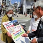 改憲派団体が行った憲法に関する街頭アンケート＝３日午前、神戸市中央区