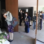 亡くなった小尻知博記者を悼む人らが列をつくった＝３日午前、西宮市与古道町の朝日新聞阪神支局（撮影・吉田敦史）