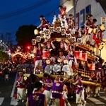 大勢の見物客の中を勇壮に進むだんじり＝３日夜、神戸市東灘区御影中町３（撮影・中西幸大）