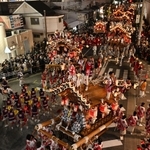 大勢の見物客の中を勇壮に進むだんじり＝３日夜、神戸市東灘区御影中町３（撮影・中西幸大）