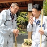 翻訳機を使って日本人の同僚と会話するヴィクトル・バギンスキーさん＝神戸市北区有馬町