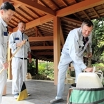 同僚と旅館内を清掃するヴィクトル・バギンスキーさん（右）＝神戸市北区有馬町