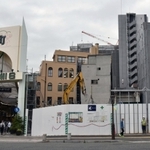 旧ホテルシェレナ西館跡地。地上階が解体され、クリーム色の松尾ビルの外観が見えるように。手前の５階建てビルと、覆いを掛けられた立体駐車場も解体される＝６日午後、神戸市中央区元町通６（撮影・三津山朋彦）