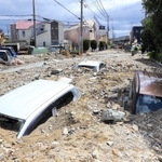土砂に埋もれた車＝８日午前１０時２９分、伊丹市荒牧６（撮影・吉田敦史）