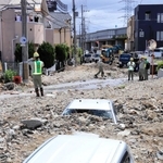 土砂に埋もれた車＝８日午前１０時２６分、伊丹市荒牧６（撮影・吉田敦史）