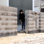 泥が入り込み、片付けに追われる住民＝８日午前１０時２５分、伊丹市荒牧６