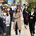 大型連休明けのオフィス街ではマスクを着けずに通勤する人の姿も見られた＝８日午前、神戸市中央区加納町５（撮影・斎藤雅志）