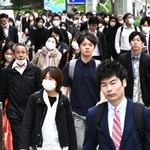 大型連休明けのオフィス街ではマスクを着けずに通勤する人の姿も見られた＝８日午前、神戸市中央区加納町５（撮影・斎藤雅志）