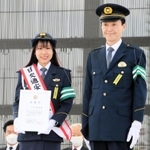 兵庫県警の村井紀之本部長（右）から一日交通安全大使を委嘱された三原舞依選手＝神戸市中央区波止場町