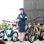 自転車利用者にヘルメットの着用を呼びかける三原舞依選手（中央）ら＝神戸市中央区波止場町