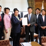 立憲民主党の泉健太代表（中央右）に提言書を手渡す衆院議員の有志ら＝東京都千代田区