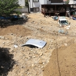 天神川の堤防が決壊し、土砂に埋もれた車＝８日午前、伊丹市荒牧６（撮影・吉田敦史）