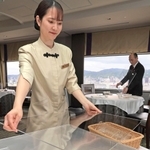 新型コロナの５類移行に合わせ、レストランのテーブルから撤去されるアクリル板＝８日午前、神戸市中央区港島中町６、神戸ポートピアホテル（撮影・小林良多）