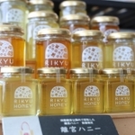 園内で採取された蜂蜜「離宮ハニー」。店内で販売している＝神戸市須磨区東須磨１、市立須磨離宮公園内レストラン「ガーデンパタジェ」
