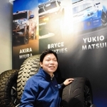国際レースやラリーなどで使用されたタイヤに触れる宮園拓真さん＝伊丹市藤ノ木２、トーヨータイヤ本社