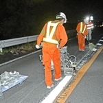 夜間に道路上の区画線を引き直す業者＝西宮市樋ノ口町２