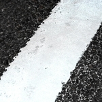 引き直したばかりの白線。塗料に混ざったガラスビーズが光を反射するため、夜間でも見やすい＝西宮市樋ノ口町２